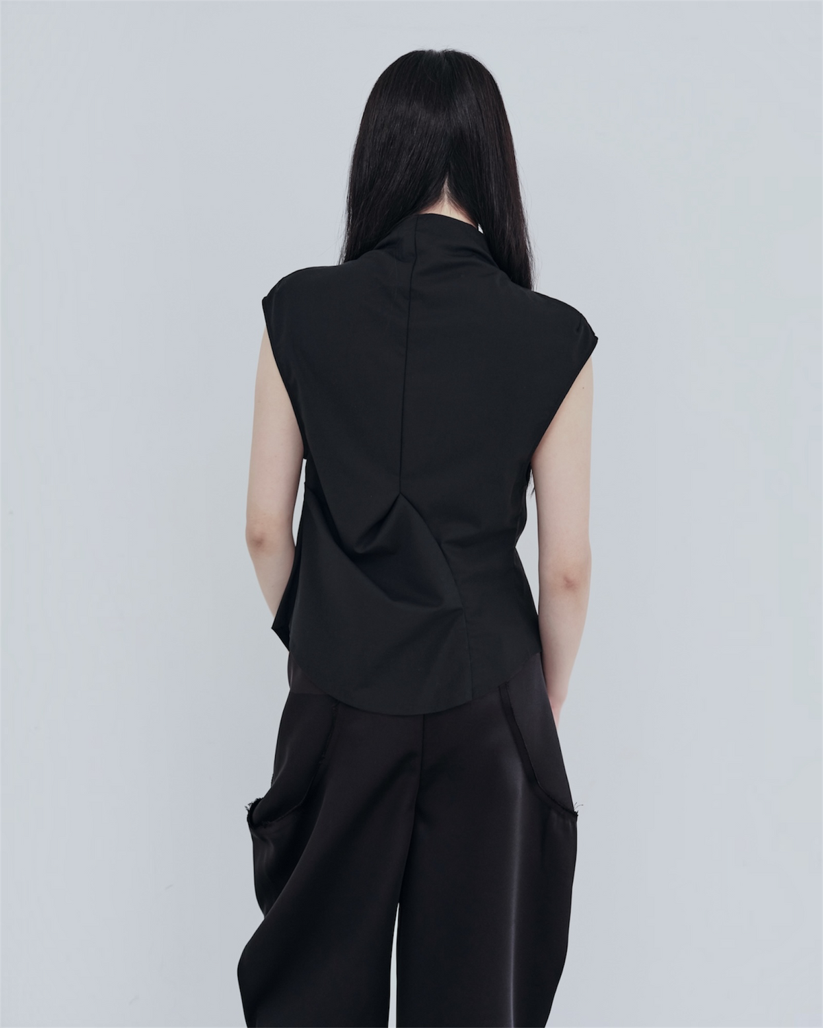 HIGH NECK BUTTON TOP