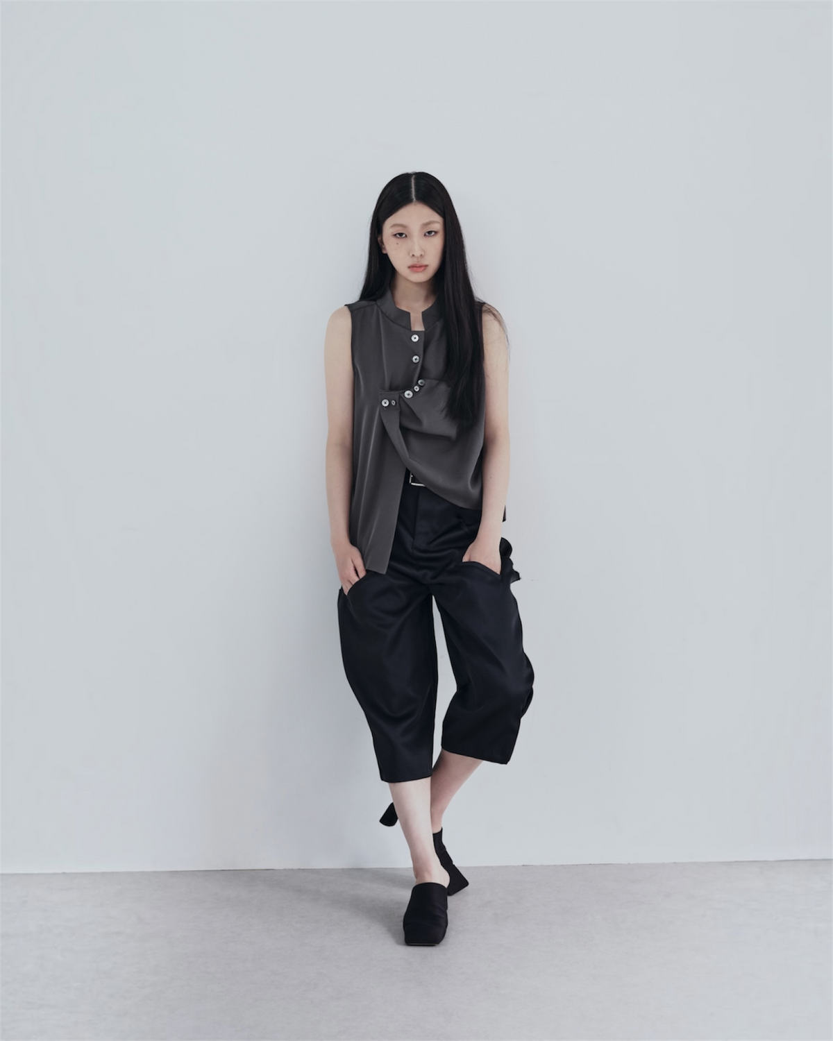 SCULPTED CROPPED PANTS