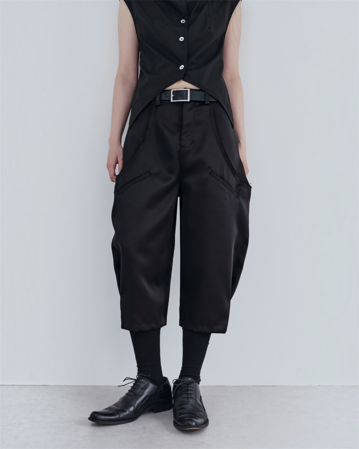 SCULPTED CROPPED PANTS