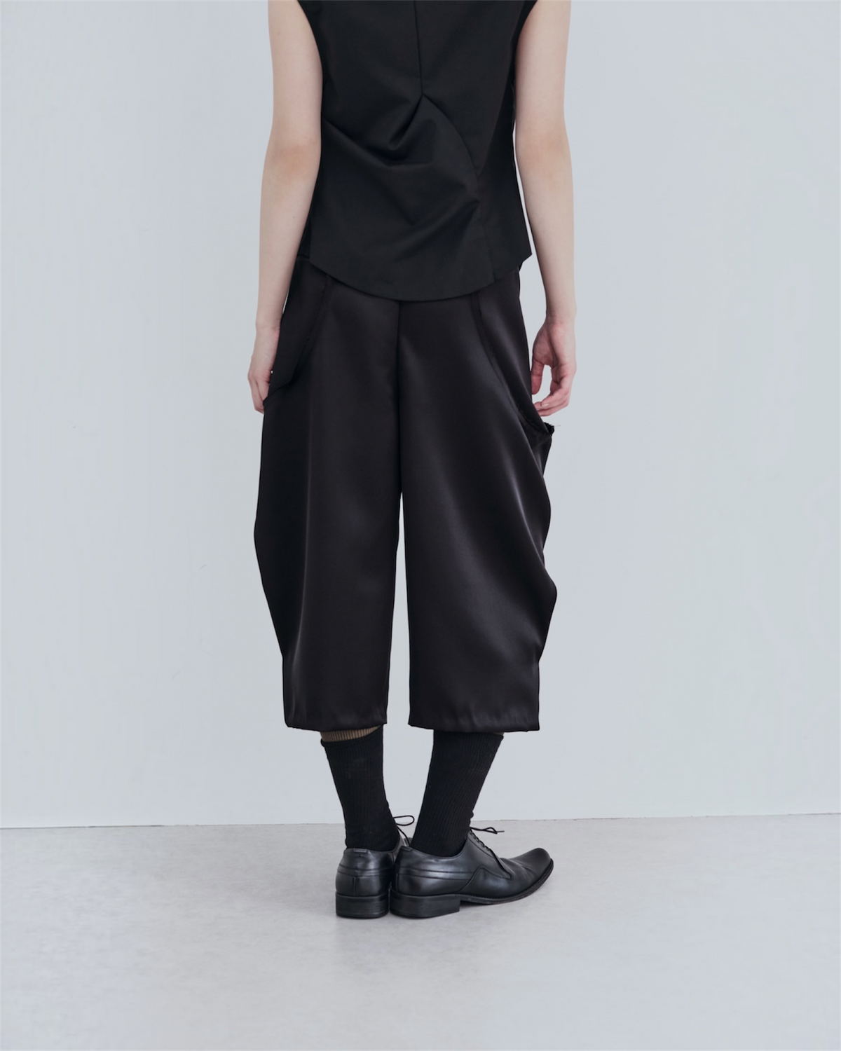 SCULPTED CROPPED PANTS